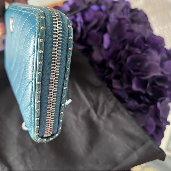 CHANEL Rare 2018 Metiers d’Art 2018 Turquoise Chevron Zipped Wallet - Picture 4 of 16